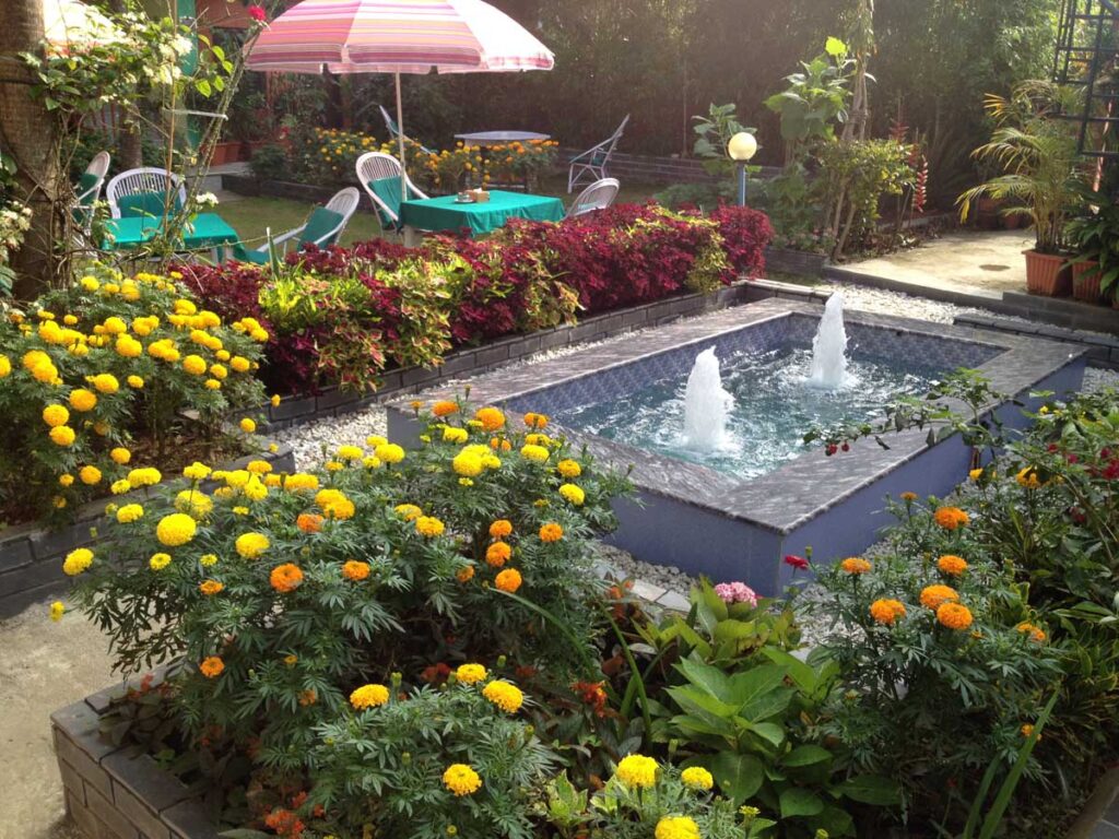 Located on the Lakeside, a short distance from the famous Fewa Lake and Barahi Temple, New Pokhara Lodge is one of the hotels in the Lakeside area able to satisfy the different needs of its guests with comfort and first rate services.